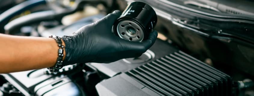 mechaninc changing an engine oil filter